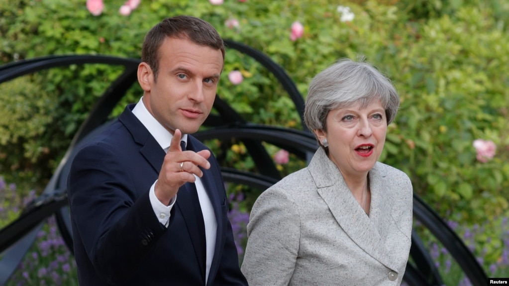 French President Emmanuel Macron escorts Britain's La vida media de la propaganda de los extremistas del grupo Estado Islámico en internet bajó de seis días a 36 horas entre enero y junio, dice la primera ministra británica, Theresa May.