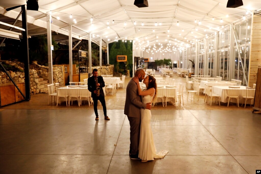 La pareja israelí Roni Ben-Ari y Yonatan Meushar bailan mientras se casan en el Bosque Ein Hemed.