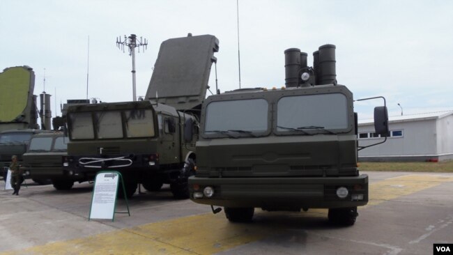 2014年莫斯科武器展中展出的S-400防空导弹和相应雷达系统。