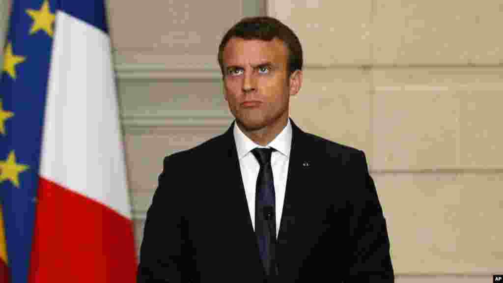 Shugaban kasar Faransa Emmanuel Macron a lokacin da suke gabatar da taron manema labarai tare da Macky Sall na Senegal dake ziyara a Faransa. Litinin Yuni 12, 2017. (AP Photo/Francois Mori)