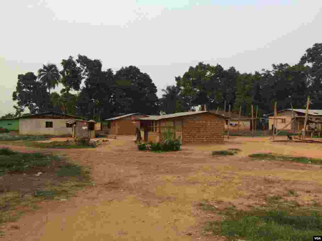 Across this rough road, called the Small Ganta Main Street, is the Ebola free zone of Small Ganta, Liberia, April 7, 2014. (Benno Muchler/VOA)