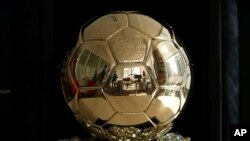 Le ballon d'or, trophée prestigieux attribuée au meilleur joueur de football de l'année. 