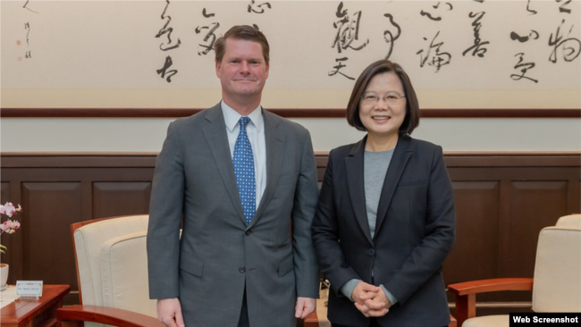 2020年2月20日,台湾总统蔡英文在总统府会见到访的美国国防部前印太安全事务助理部长薛瑞福。(照片来源:台湾总统府)