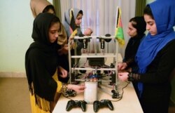Remaja dari Afghanistan Robotic House, lembaga pelatihan swasta, mengerjakan robot di pusat Better Idea Organization di Herat, 2 Juli 2017.