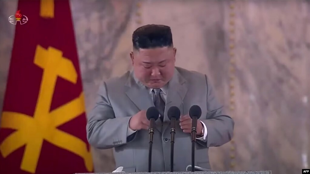 Lãnh tụ Triều Tiên Kim Jong Un đọc diễn văn trước cuộc diễu hành quân sự đánh dấu kỷ niệm 75 năm ngày thành lập Đảng Công nhân Triều Tiên. Ảnh chụp lại từ truyền hình KCTV ngày 10/10/2020. (Photo by STR / KCTV / AFP) 