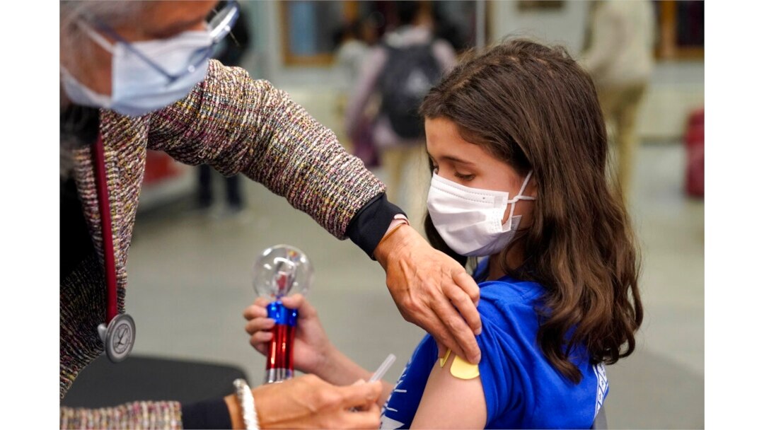 Jehna Kottori (10) dari Worcester, Mass., disuntik vaksin Pfizer COVID-19, di klinik vaksinasi keliling, di Worcester, 2 Desember 2021.