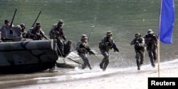 Binh sĩ thủy quân lục chiến Philippines trong cuộc tập trận tấn công đổ bộ trên bãi biển với thủy quân lục chiến Mỹ.