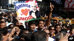 印度新总理莫迪的支持者在纽约举着的标语牌上写着“美国爱莫迪”