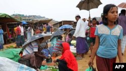 بنگلہ دیش کی حکومت کا کہنا ہے کہ ان پناہ گزینوں کو بہتر رہائشی سہولیات فراہم کرنے کے لیے منتقلی کا منصوبہ بنایا گیا تھا — فائل فوٹو