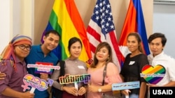 អ្នកគ្រូ ឈុន មុន្នីវច្ឆិរ៉ា សកម្មជនសិទ្ធិ​អ្នកស្រឡាញ់​ភេទដូចគ្នា​ប្រចាំ​ខេត្តព្រះសីហនុ (ទី៣ពីឆ្វេង) ​និងអ្នកចូលរួមក្នុង​ការជួបជុំ​អបអរ​ខែមោទនភាព​សម្រាប់​អ្នកស្រឡាញ់​ភេទ​ដូចគ្នា ឬ Pride Month ដែល​ធ្វើឡើង​នៅ​ស្ថានទូត​អាមេរិក នៅថ្ងៃទី២៦ ខែមិថុនា ឆ្នាំ ២០១៩។ (រូបភាពពី USAID Cambodia)
