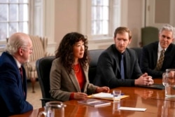 Sandra Oh bersama aktor David Morse, Cliff Chamberlaine, dan Ian Lithgow dalam serial "The Chair" (dok: Eliza Morse/Netflix vía AP)