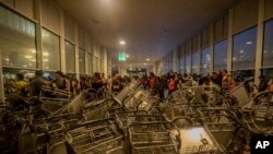 Trolleys blockean un ingreso al aeropuerto El Prat, en las afueras de Barcelona, España, el lunes 14 de octubre de 2019.