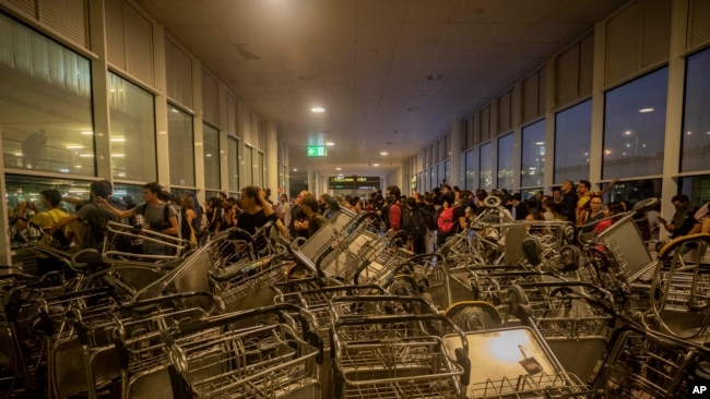 Trolleys blockean un ingreso al aeropuerto El Prat, en las afueras de Barcelona, España, el lunes 14 de octubre de 2019.