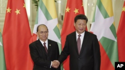 မြန်မာသမ္မတ ဦးသိန်းစိန်နှင့် တရုတ်သမ္မတ ရှီကျင့်ပင်။