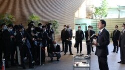 기시다 후미오(앞 오른쪽) 일본 총리가 5일 도쿄 관저에서 북한 발사체에 대한 입장을 밝히고 있다.