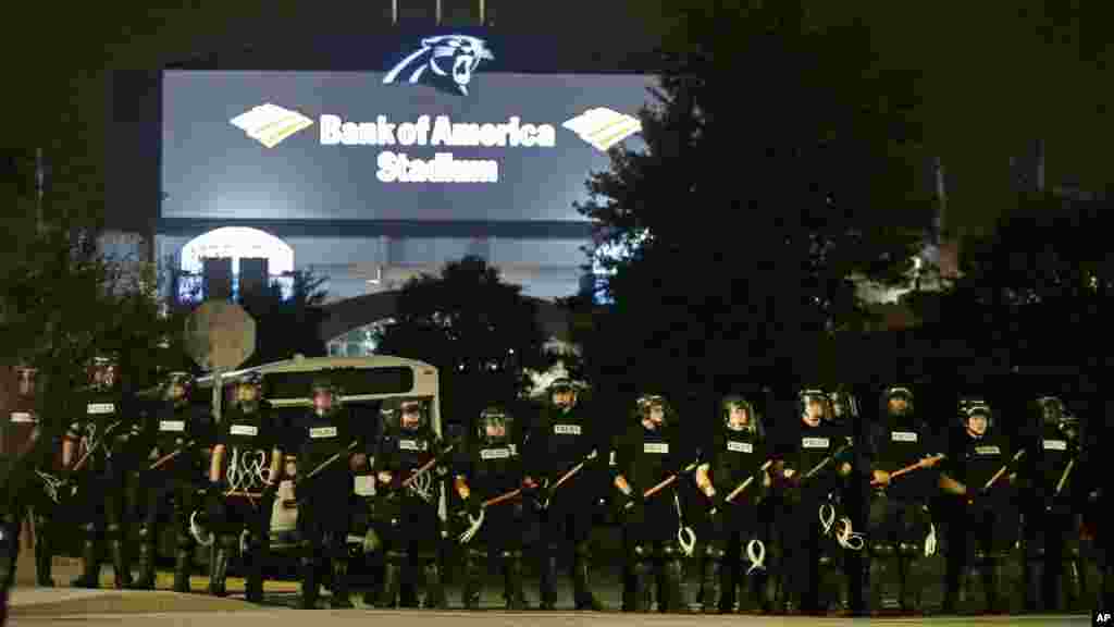 Des policiers sont déployés devant le Stade Bank of America lors de la troisième nuit de protestations à Charlotte, 22 septembre 2016.