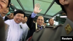 Burma's President Thein Sein (C) waves to supporters as he arrives at Rangoon International Airport from a trip to the U.S., in Rangoon, Burma, October 1, 2012.