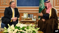 사우디아라비아를 방문한 마이크 폼페오 미 국무장관(왼쪽)이 14일 리야드 로얄 코트 궁전에서 무함마드 빈살만 사우디 왕세자와 회동하고 있다. 