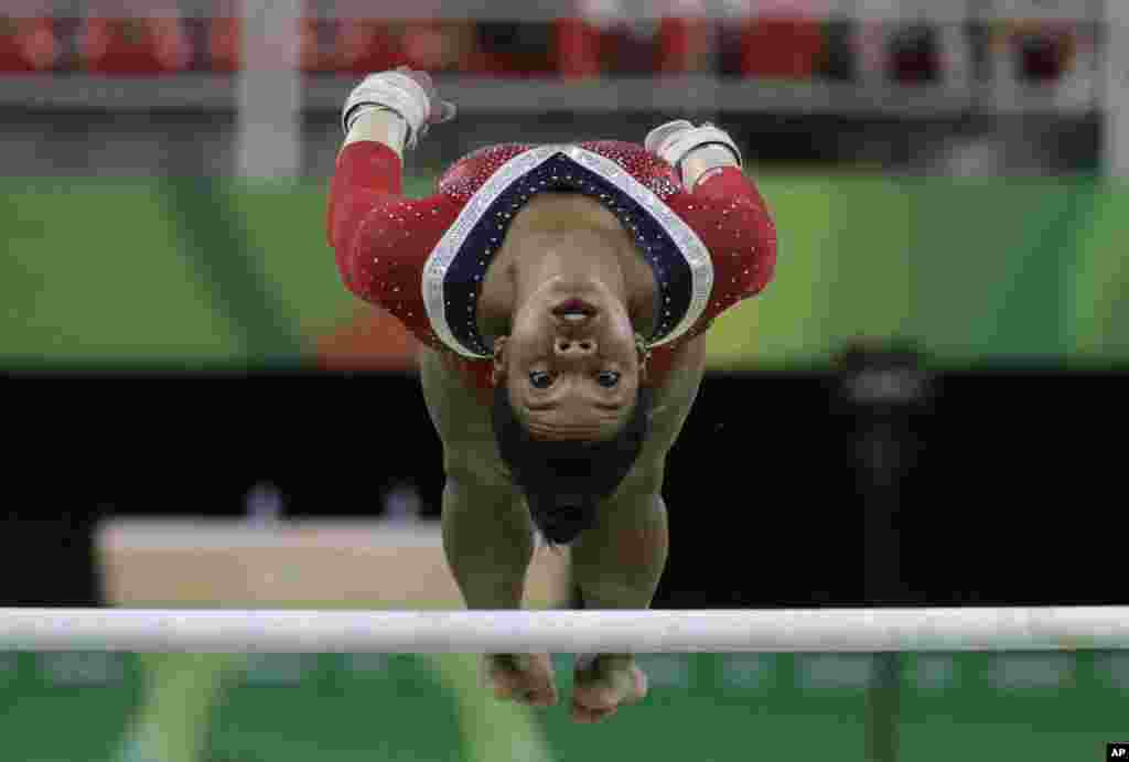 عکسهایی از المپیک ریو: گابریل داگلاس ژیمناست آمریکایی در حال اجرای برنامه.
