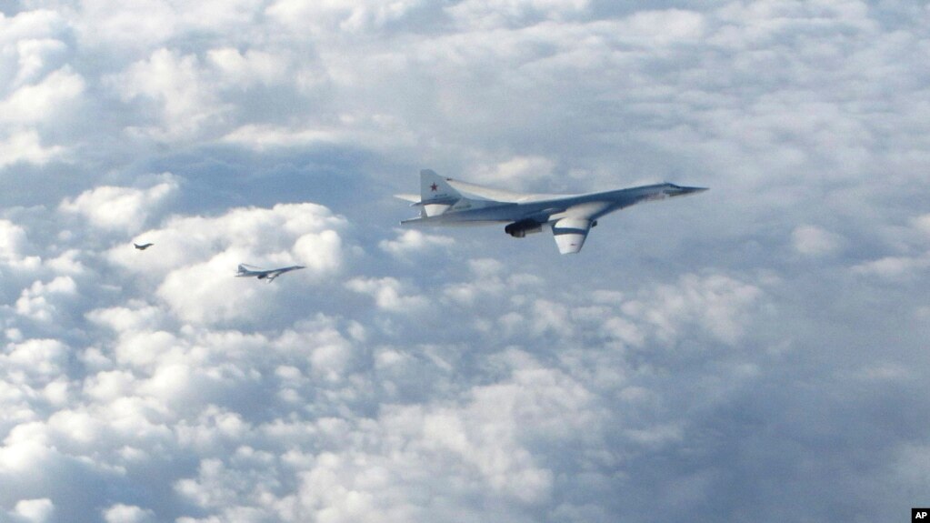 Một máy bay của Không lực Hoàng gia Anh bay sau hai chiếc Tu-160 của Nga (ảnh tư liệu, tháng 1/2018)