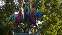 ফাইল ফটোঃ ১০ই জুলাই, ২০২১ ভার্জিনিয়ার শ্যার্লটভিল থকে কনফেডারেট জেনারেল রবার্ট ই লি-এর স্মৃতিস্তম্ভটি সরিয়ে নেওয়া হয়। এপি