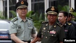 China's Defense Minister Chang Wanquan (L) shakes hands with his Cambodian counterpart Tea Banh before a meeting at the Ministry of National Defense of Cambodia, in Phnom Penh November 6, 2015. REUTERS/Samrang Pring