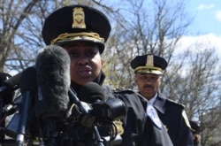 Penjabat Kepolisian Gedung Capitol, Yogananda Pittman memberikan keterangan pers, Jumat (2/4).
