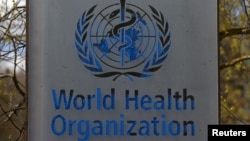 资料照片：位于瑞士日内瓦的世界卫生组织（WHO）总部大楼外的标识。