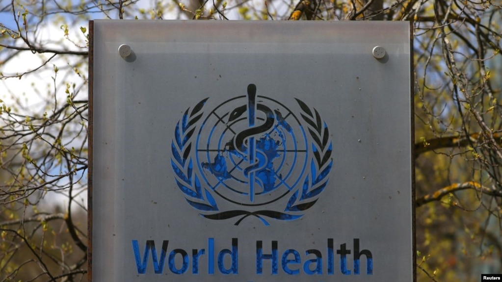位于瑞士日内瓦的世界卫生组织（WHO）总部大楼外的WHO标识(photo:VOA)