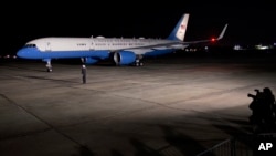  Air Force One arrivant à Baton Rouge Metropolitan Airport à Baton Rouge, en Louisiane , le 13 janvier 2016 .
