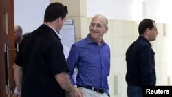 Эхуд Ольмерт (в центре) покидает зал суда. Иерусалим, Израиль. 24 сентября 2012 года