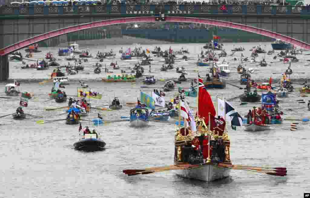 Thuyền Gloriana dẫn đầu trong lễ rước thuyền trên sông Thames, ngày 3/6/2012