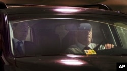 Cựu quản lý chiến dịch tranh cử của Tổng thống Trump, ông Paul Manafort (trái) trên xe rời nhà riêng ở Alexandria, Virginia, ngày 30/10/2017.