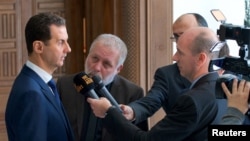 바샤르 알아사드(왼쪽) 시리아 대통령이 7일 벨기에 취재진과 인터뷰하고 있다. (사나통신 제공)