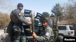 Polisi Afghanistan tiba di lokasi ledakan bom bunuh diri di Kabul, Afghanistan, 21 Maret 2018.