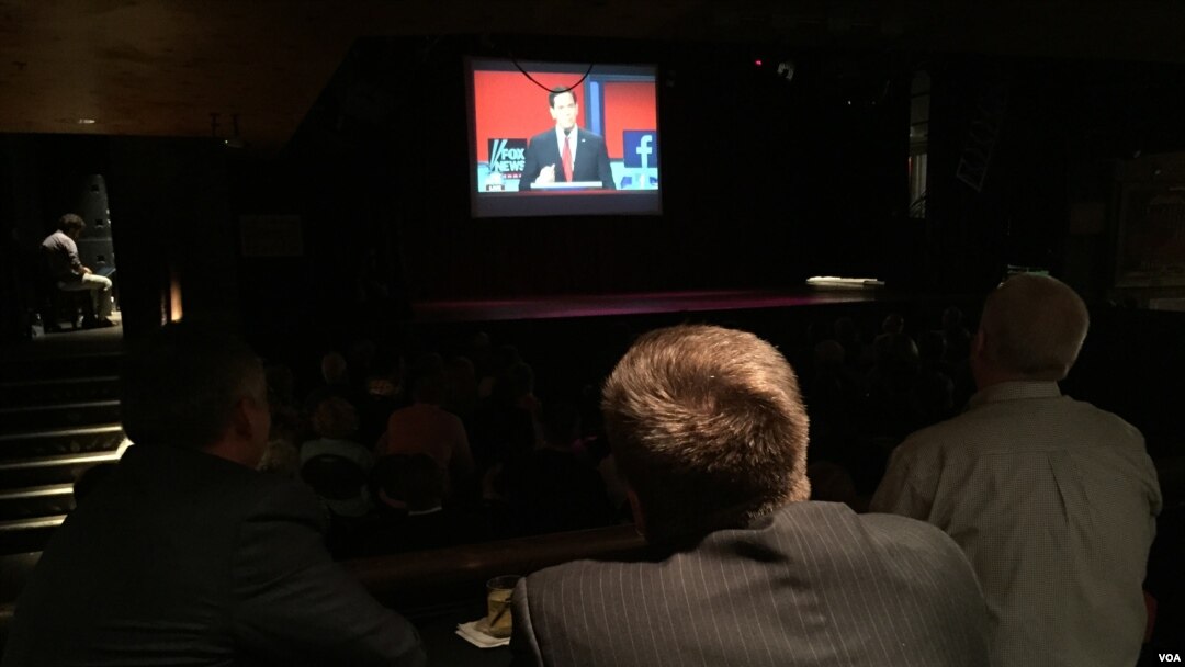 Warga menyaksikan debat dengan Serikat Konservatif Amerika di House of Blues di Cleveland. (Kane Farabaugh/VOA News)