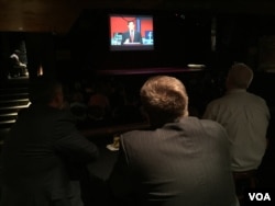 People watch the debate with the American Conservative Union at the House of Blues in Cleveland, August 6, 2015. (Kane Farabaugh/VOA News)