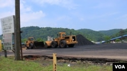 A pile of coal and machinery are seen on the outskirts of the coal mining town of Haysi, Virginia (N. Yaqub/VOA). Coal has been a vital component of the U.S. economy since the late 19th century and a major source of energy.
