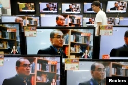 A customer watches TV sets broadcasting a news report on Thae Yong Ho, North Korea's former deputy ambassador in London, who defected with his family to South Korea, in Seoul, South Korea, Aug. 18, 2016.