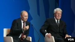 Russian President Vladimir Putin, left, and Iceland's President Olafur Ragnar Grimsson during the International Arctic Forum in Salekhard, a city 1,950 km northeast of Moscow just above the Arctic Circle, Russia, Sept. 25, 2013. Photo: Vera Undritz/VOA