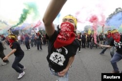 台湾人在五一劳动节在总统府前示威，扔烟雾手榴弹，要求增加工资和劳工权利（2015年5月1日）