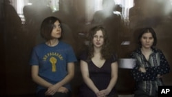 Anggota kelompok band Pussy Riot, dari kiri, Nadezhda Tolokonnikova, Maria Alekhina and Yekaterina Samutsevich (foto: dok). 