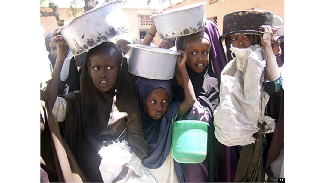 Internally displaced Somali children line up for food aid fat a food distribution center of the World Food Program, in Mogadishu, Somalia, March 15, 2011.