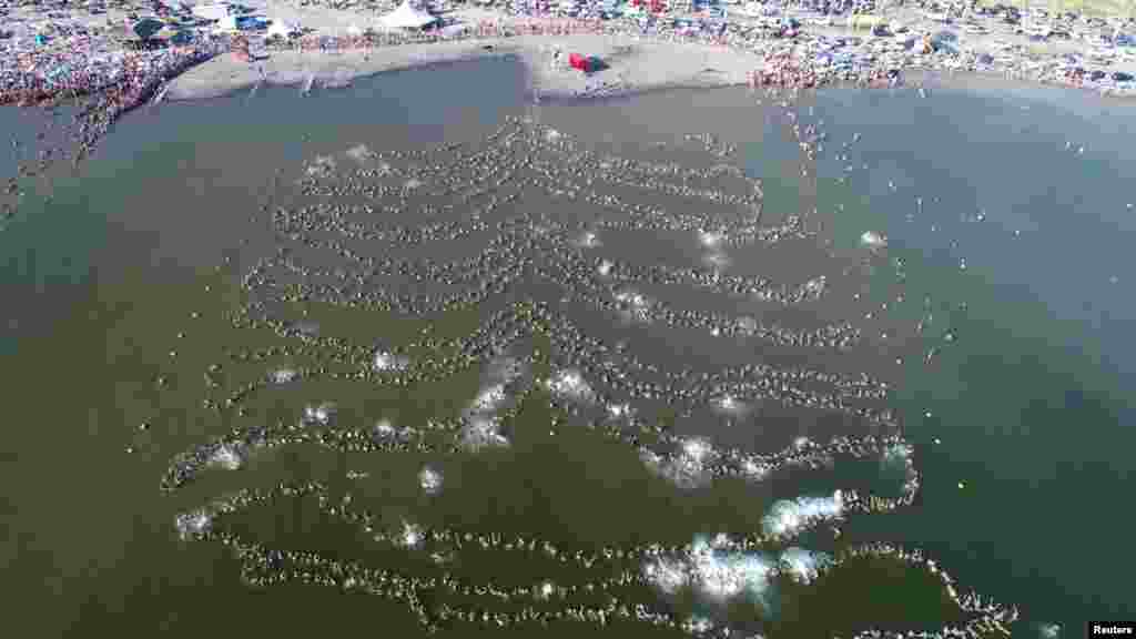 가장 많은 사람이 손잡고 물 위에 떠 있는 기네스 세계기록 수립 현장. 지난 29일(현지시간) 아르헨티나 에페쿠엔에서 진행된 이 행사에는 2천명 가까이 동참했다.