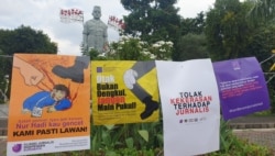 Poster yang dipasang dipagar kawat depan Gedung Negara Grahadi, menolak kekerasan terhadap jurnalis. (Foto: VOA/Petrus Riski)