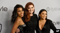 Kerry Washington (izquierda), Debra Messing (centro) y Eva Longoria durante la 75 entrega anual de los premios Globos de Oro en Hollywood, el domingo, 7 de enero de 2018.