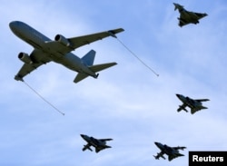 Máy bay quân sự bay theo đội hình trong một cuộc tập trận của NATO.