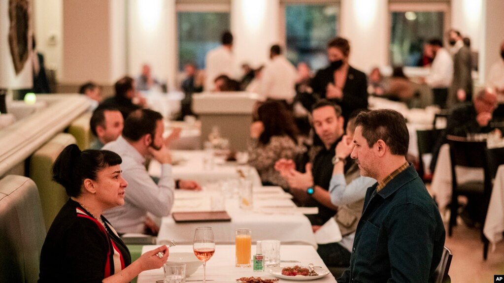 People eating at Gotham restaurant in New York City on December 14, 2021. (AP Photo/Brittainy Newman)