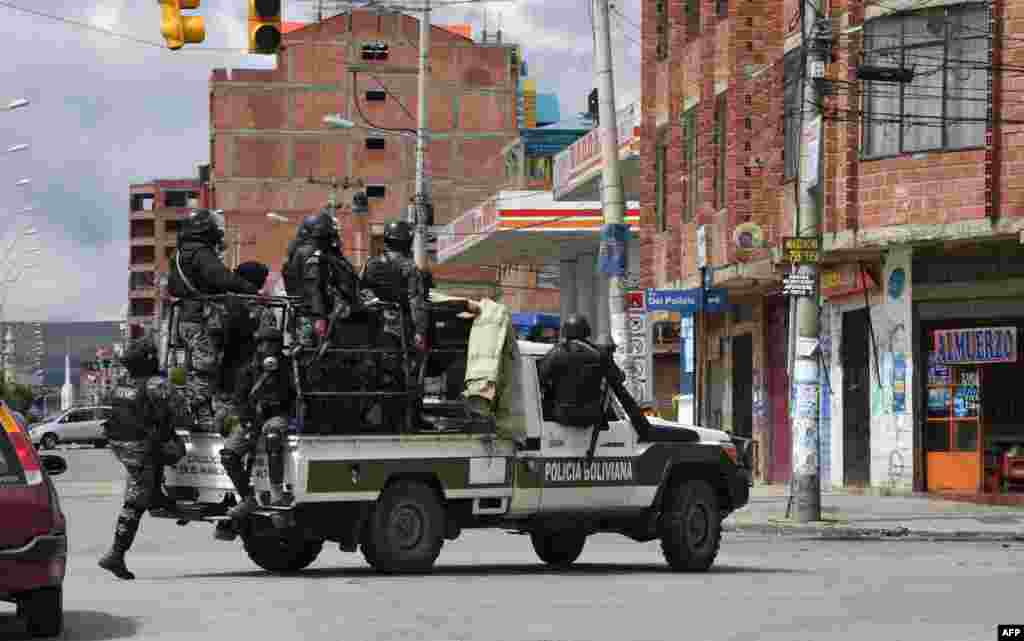 El ahora expresidente Evo Morales anunció su renuncia el domingo 10 de noviembre de 2019, después de tres semanas de protestas, a veces violentas, por su disputada reelección después de que el ejército y la policía le retiraron su respaldo.