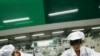 Журналістів пустили на китайську фабрику, де збирають Apple